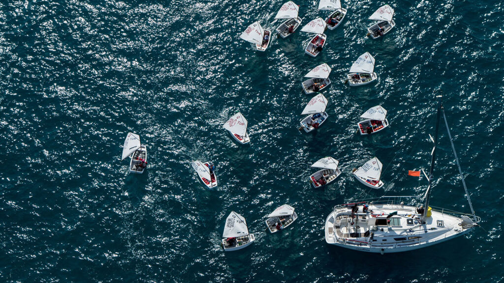 Start noktasında bekleyen onlarca optimist yelken teknesi
