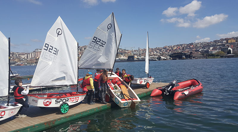 Optimist Yelken Eğitimi için Yelken Kulübü Seçimi