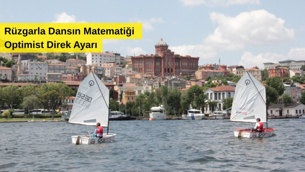 Haliç'te yelken açan iki Optimist teknesi ve üzerinde 'Rüzgarla Dansın Matematiği: Optimist Direk Ayarı' yazan eğitim başlığı.